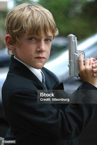 Agente Secreto Niño Foto de stock y más banco de imágenes de Actor - Actor, Arma, Arma de mano