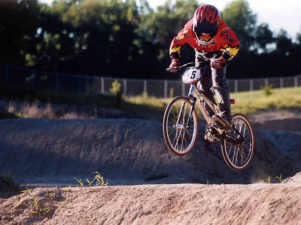 bicicleta al aire - bmx cycling cycling bicycle teenager fotografías e imágenes de stock