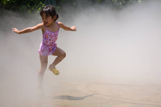 baile en la niebla - child dancing preschooler outdoors fotografías e imágenes de stock