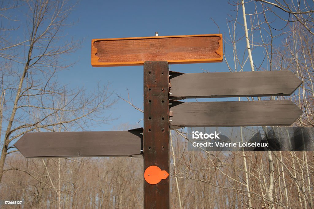 Signos de madera en blanco - Foto de stock de Aire libre libre de derechos