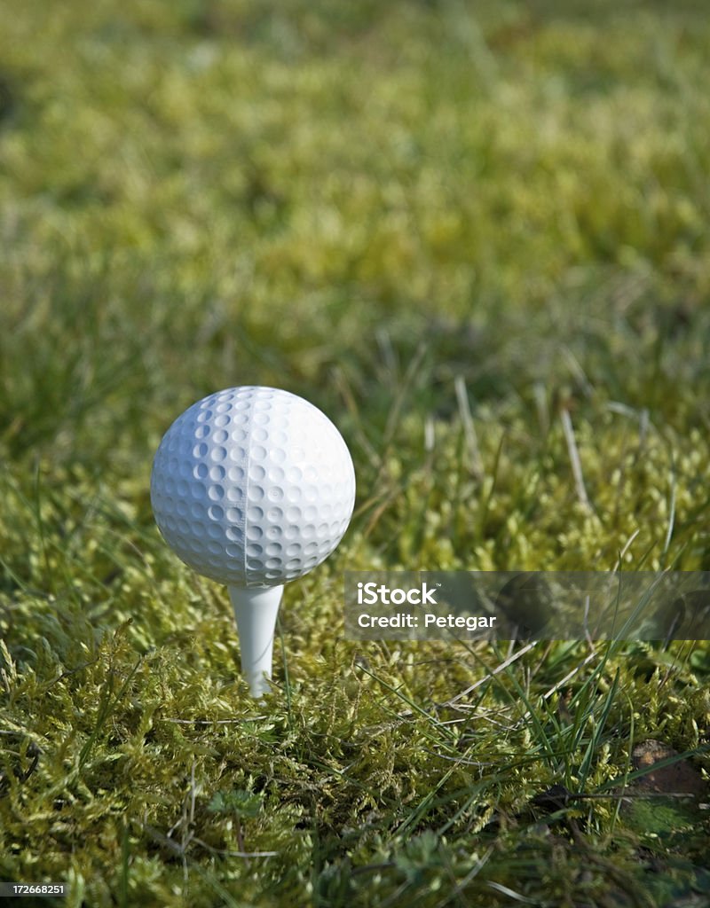 Pallina da Golf su un Tee - Foto stock royalty-free di Attività ricreativa