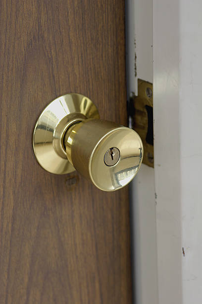 istock door closing, detail 172668474