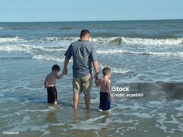 Brincando No Surf - Fotografias de stock e mais imagens de Filho - Filho, Pai, Adulto