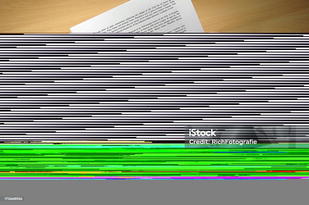 Beim Check-in ein Dokument mit Stift - Lizenzfrei Personalbeschaffung Stock-Foto