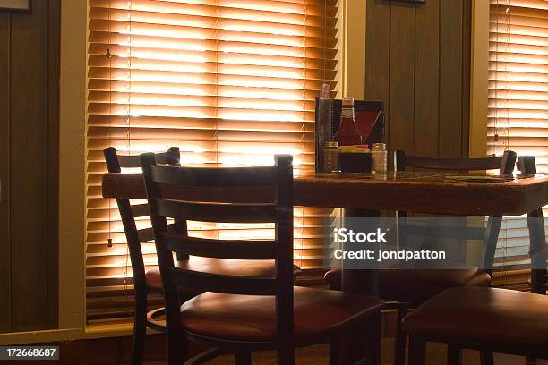 Pronto A Tabela - Fotografias de stock e mais imagens de Com sombra - Com sombra, Restaurante, Persiana - Artigo de Decoração