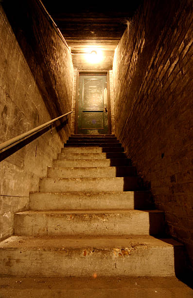 masmorra - basement spooky cellar door - fotografias e filmes do acervo