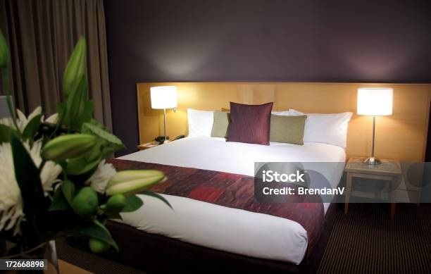 Zimmer Im Hotel Stockfoto und mehr Bilder von Bauwerk - Bauwerk, Bett, Blume