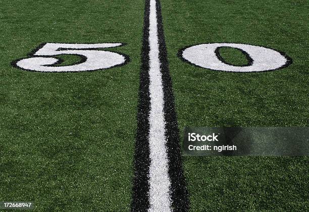 Campo Di Calcio Linea Delle 50 - Fotografie stock e altre immagini di Correre - Correre, Giardino domestico, Numero 50