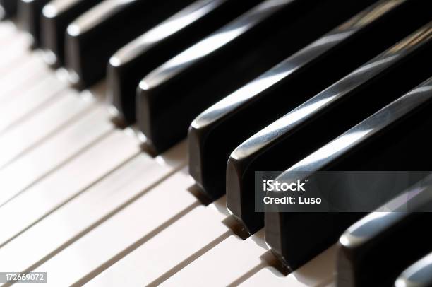 Foto de Teclas De Pianoinstrumento Musical Série e mais fotos de stock de Arte, Cultura e Espetáculo - Arte, Cultura e Espetáculo, Branco, Comemoração - Evento