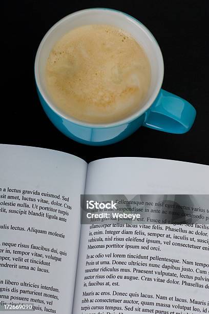 Livro Com Café - Fotografias de stock e mais imagens de Aprender - Aprender, Azul, Beber