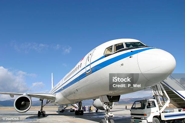 Avião Jet Em Tarmack - Fotografias de stock e mais imagens de Alfalto - Alfalto, Aviação Geral, Avião