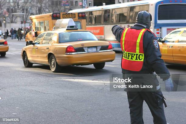 Ny Verkehrspolizist Stockfoto und mehr Bilder von Anweisungen geben - Anweisungen geben, Arbeiten, Asphalt