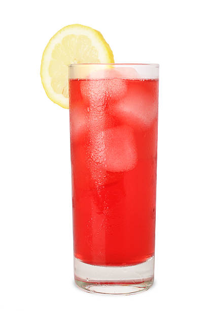 fraîches, jus de citron (isolé sur blanc - glass drink alcohol red photos et images de collection