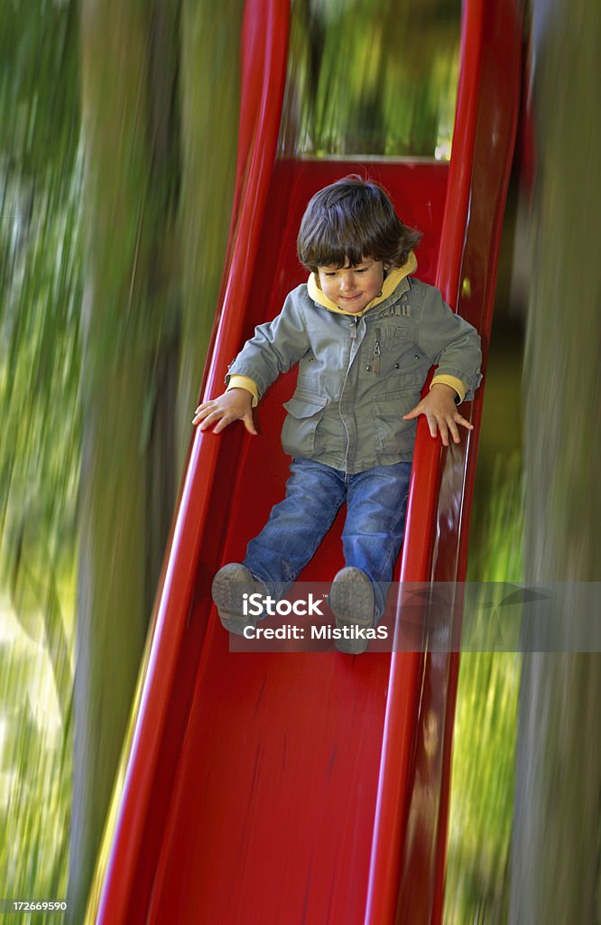 Garçon sur le toboggan - Photo de 6-7 ans libre de droits