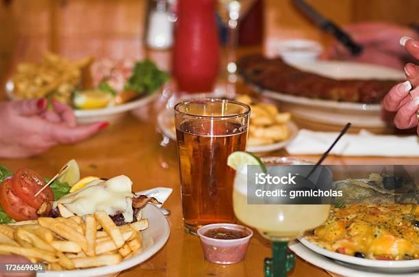 Photo libre de droit de Dîner Avec Des Amis banque d'images et plus d'images libres de droit de Alcool - Alcool, Aliment, Aliment frit