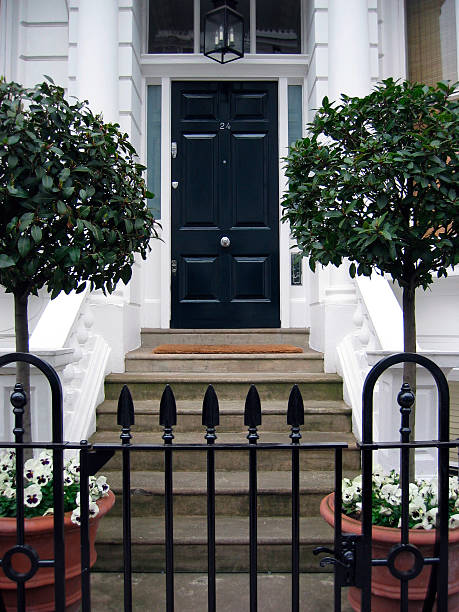 londres porte d'entrée - doorstep door knocker door england photos et images de collection