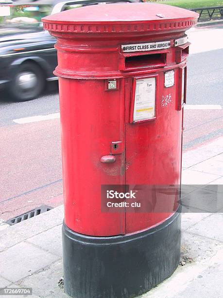 Foto de Letterbox Britânico Em Londres e mais fotos de stock de Caixa - Recipiente - Caixa - Recipiente, Caixa de correio, Caixa de correio pública