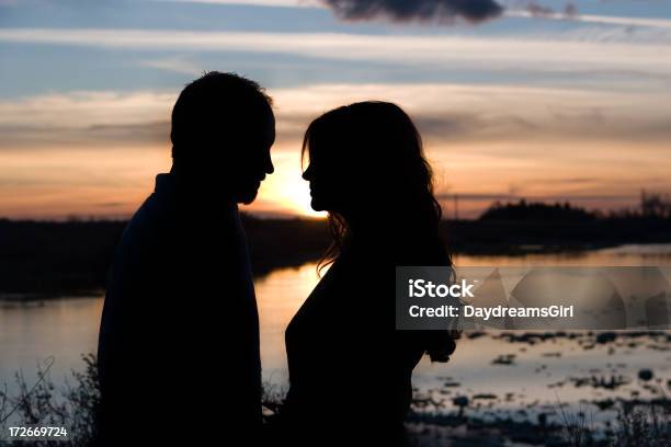 Foto de Silhueta De Casal e mais fotos de stock de Adulto - Adulto, Amor, Azul