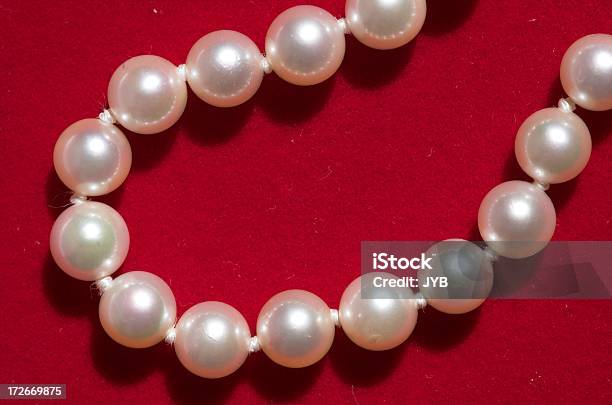 Perlas De Color Blanco Foto de stock y más banco de imágenes de Adulto - Adulto, Amor - Sentimiento, Blanco - Color