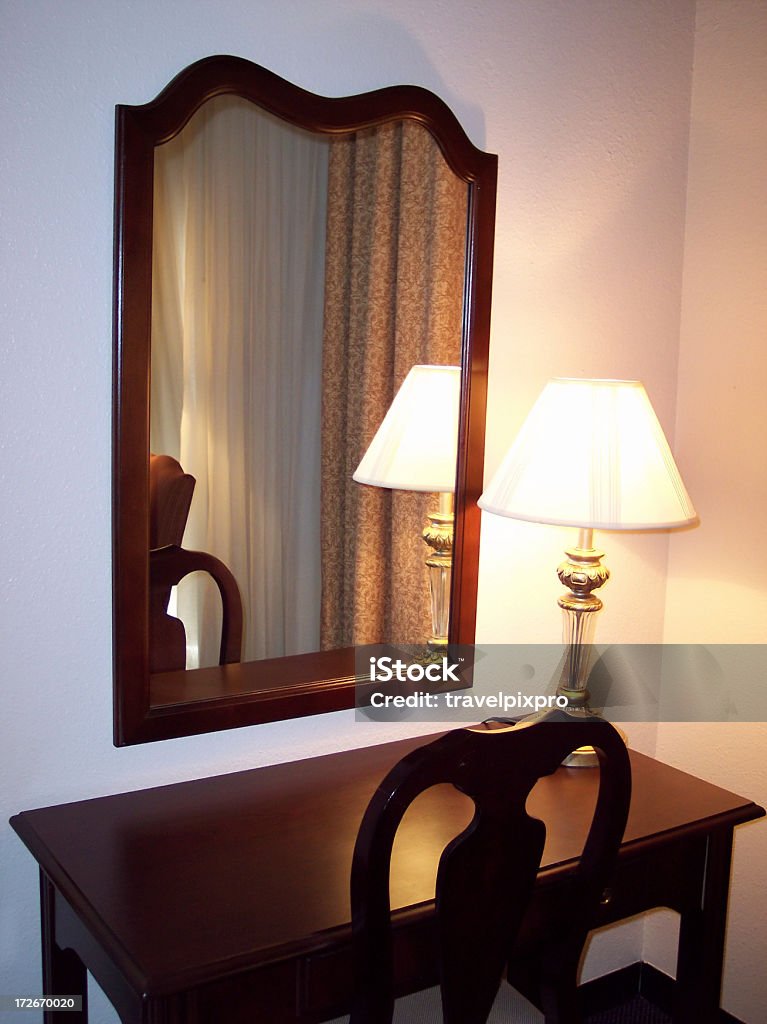 Mesa e espelho - Foto de stock de Abajur royalty-free