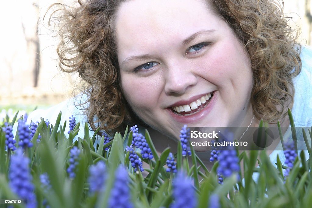 Feliz en campo de bluebells - Foto de stock de 20-24 años libre de derechos