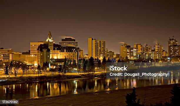 Saskatoon Skyline Del Centro Città Di Notte In Inverno - Fotografie stock e altre immagini di Acqua