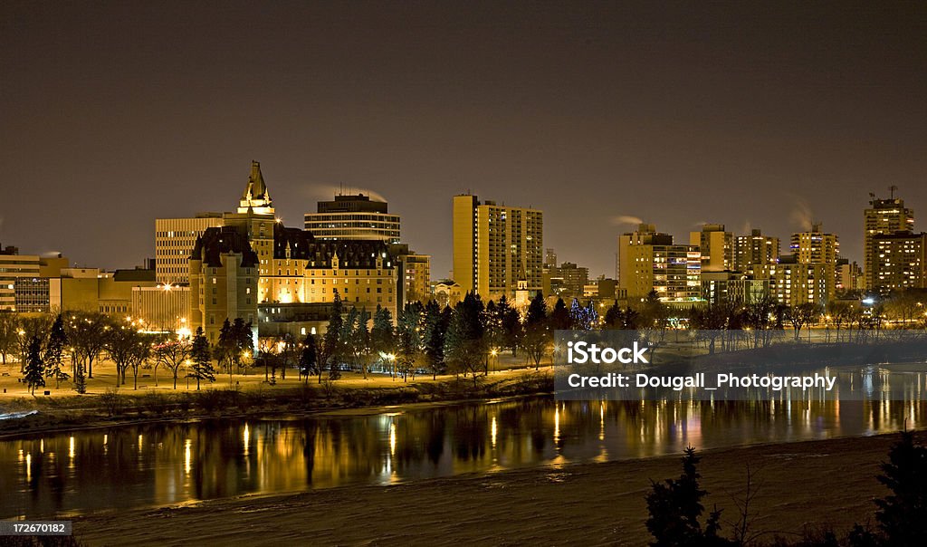 Saskatoon cidade Skyline de noite no Inverno - Royalty-free Anoitecer Foto de stock