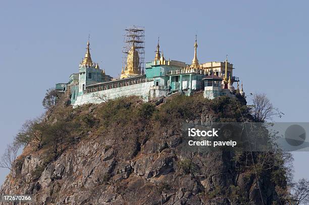 Monte Popa Foto de stock y más banco de imágenes de Azul - Azul, Bagan, Blanco - Color