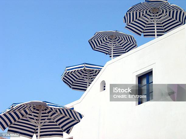 Vier Sonnenschirme Stockfoto und mehr Bilder von Insel Santorin - Insel Santorin, Strand, Verputz