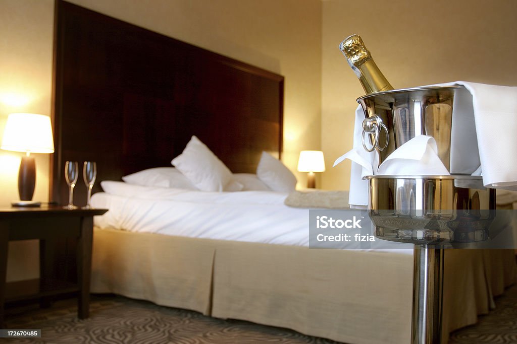 Bottiglia di champagne - Foto stock royalty-free di Camera d'albergo