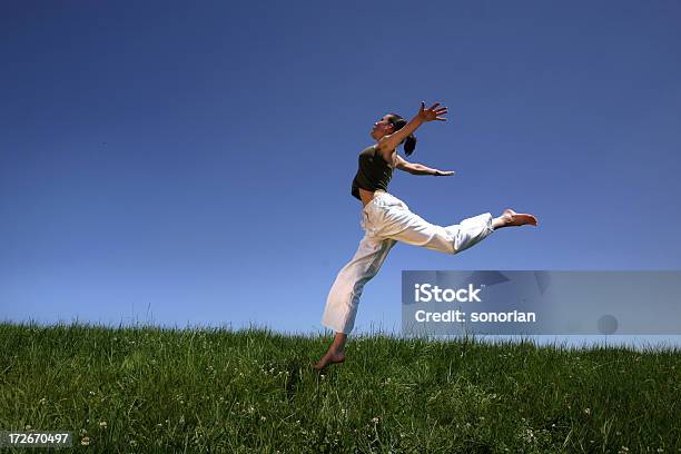 跳 2 人の若い女性 - アクティブライフスタイルのストックフォトや画像を多数ご用意 - アクティブライフスタイル, カジュアルウェア, カッコいい