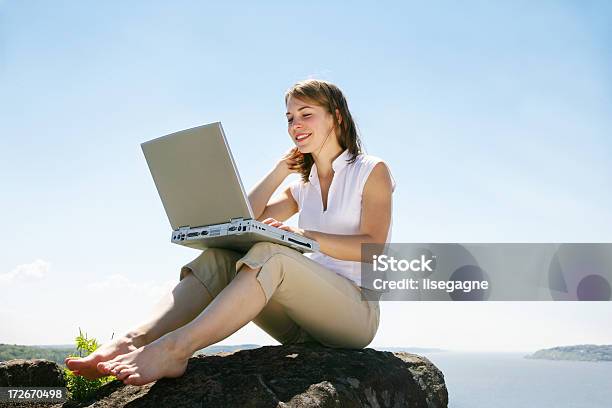 Feliz Trabajando Al Aire Libre Foto de stock y más banco de imágenes de Mujeres - Mujeres, Ordenador portátil, Sentado