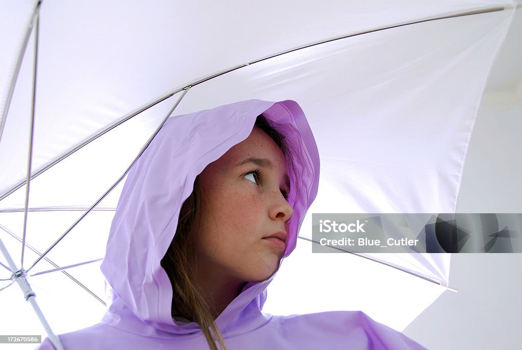 Garota em violeta chuva equipamento - Foto de stock de Criança royalty-free