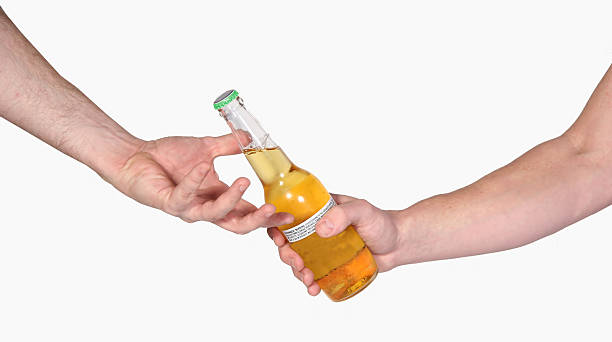 passe uma cerveja - human hand gripping bottle holding imagens e fotografias de stock