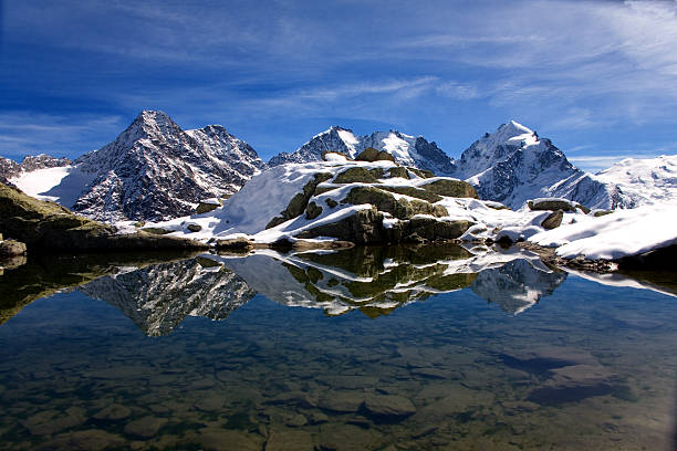 montanhas espelhadas - engadine switzerland palu piz - fotografias e filmes do acervo