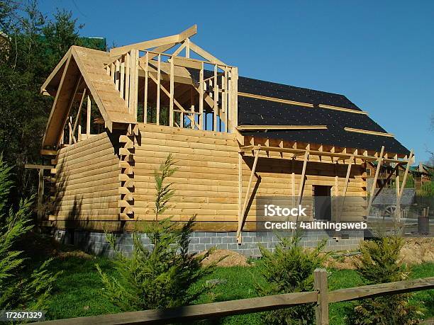 Registro Casa In Costruzione - Fotografie stock e altre immagini di Capanna di legno - Capanna di legno, Industria edile, Costruire