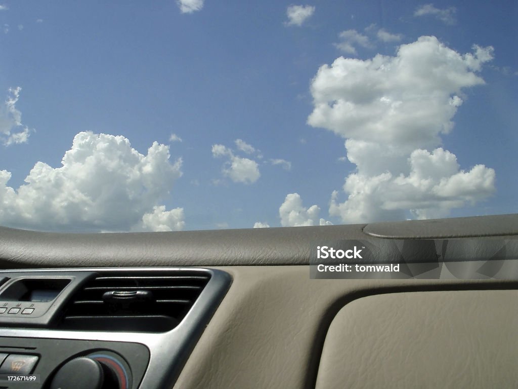 Painel de carro e nuvens brancas - Foto de stock de Canal de Ar royalty-free