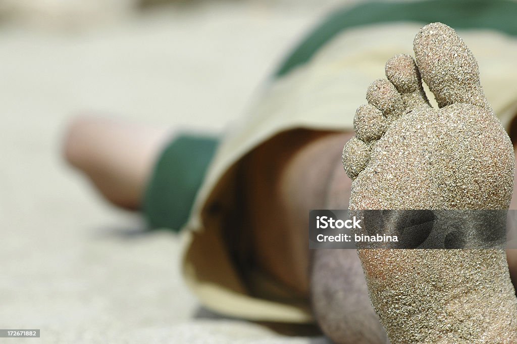 Zrelaksowany stopy na plaży - Zbiór zdjęć royalty-free (Bliskie zbliżenie)