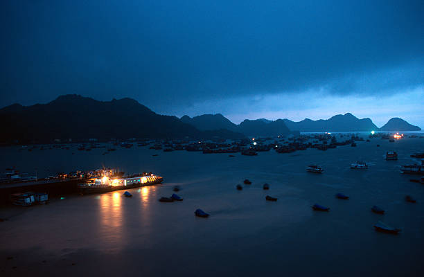 atardecer en el puerto de cat ba - flag waving weather rain fotografías e imágenes de stock