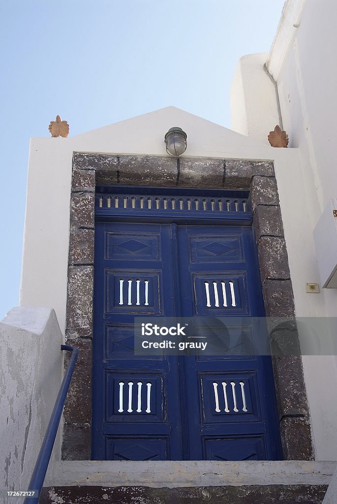 Entrada da típica casa na ilha de Santorini, Grécia - Foto de stock de Avac royalty-free