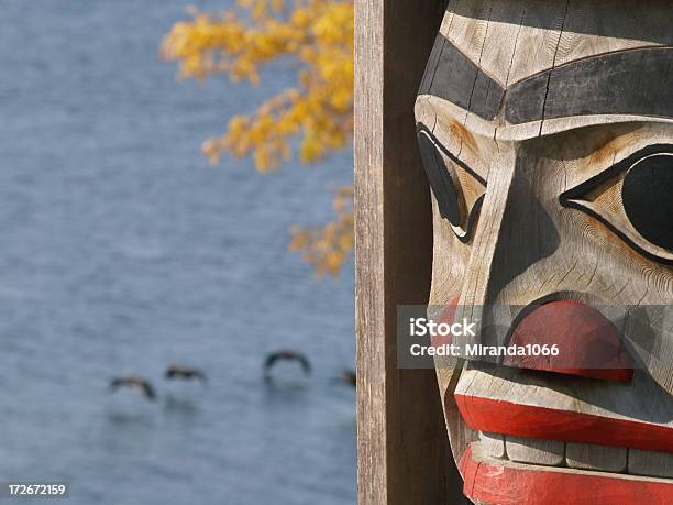 Totem I Kanadyjskie Gęsi - zdjęcia stockowe i więcej obrazów Kanada - Kanada, Słup totemiczny, Drewno - Tworzywo