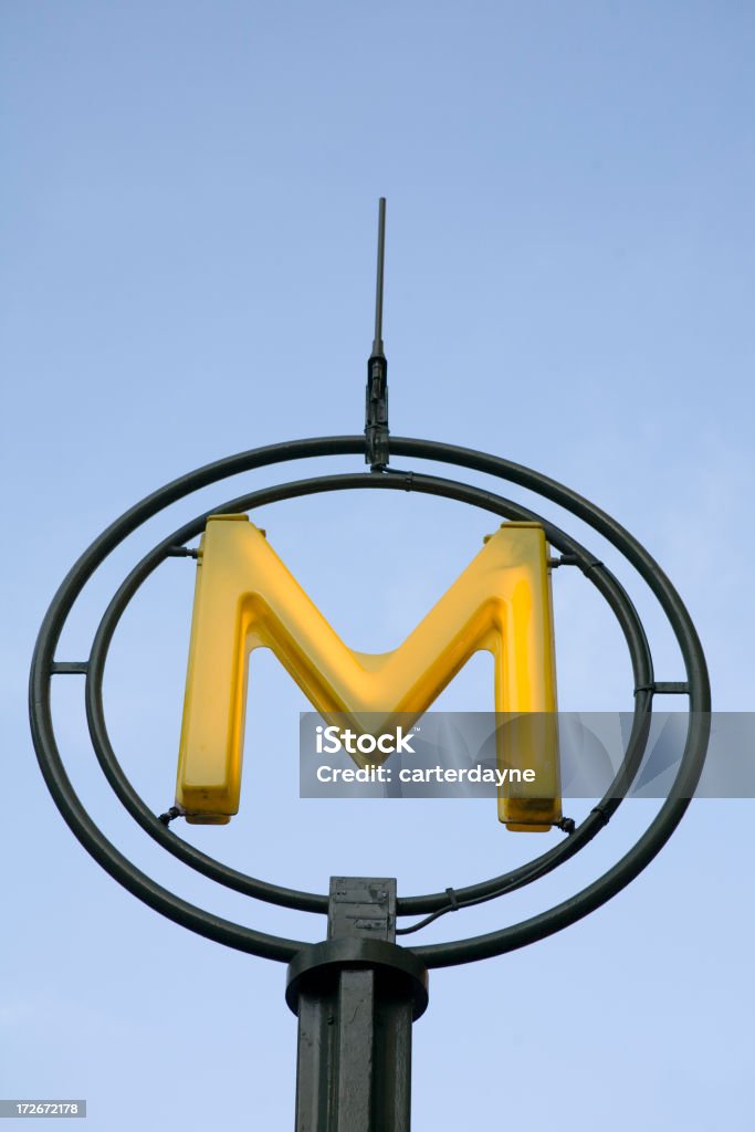 Contemporánea de señal de Metro de parís - Foto de stock de Señal de metro de París libre de derechos