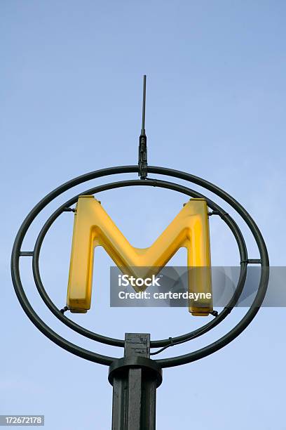 Contemporánea De Señal De Metro De París Foto de stock y más banco de imágenes de Señal de metro de París - Señal de metro de París, Abril, Agosto