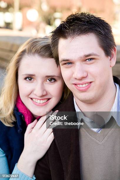 かわいいカップルの写真 - 18歳から19歳のストックフォトや画像を多数ご用意 - 18歳から19歳, 20-24歳, 2人