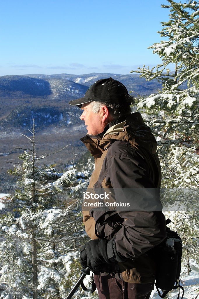 Starszy człowiek w Rakieta śnieżna Trail Loking w widoku - Zbiór zdjęć royalty-free (55-59 lat)