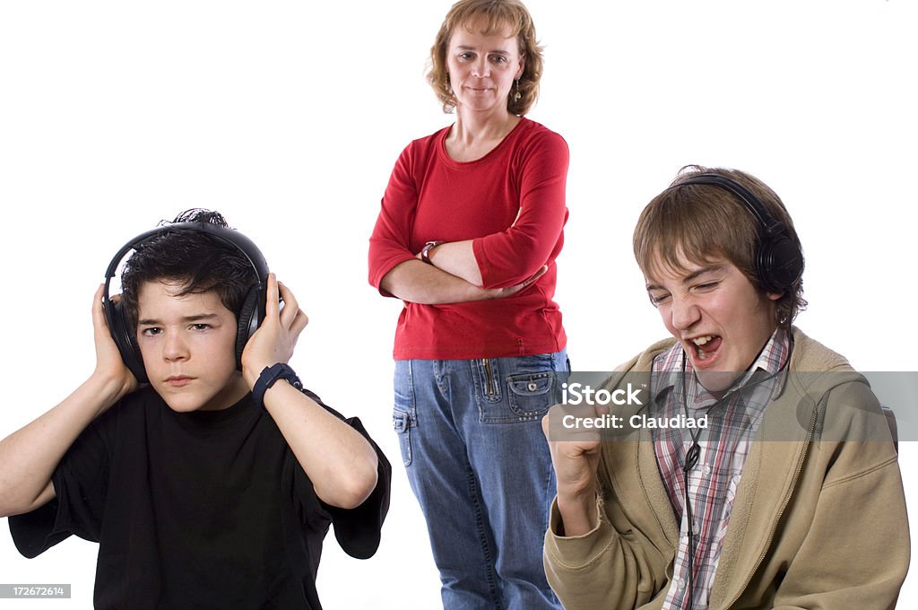 Madre con dos hijos - Foto de stock de Auriculares - Equipo de música libre de derechos