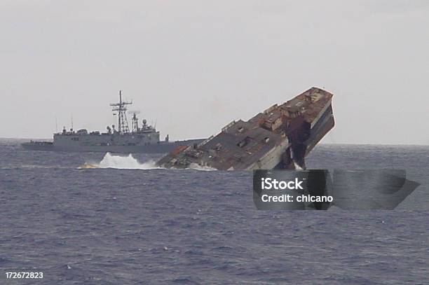 Photo libre de droit de Naufrage De Leur Bateau 2 banque d'images et plus d'images libres de droit de Marine américaine - Marine américaine, S'enfoncer, Vaisseau de guerre