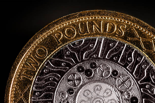 dos libras - two pound coin fotografías e imágenes de stock