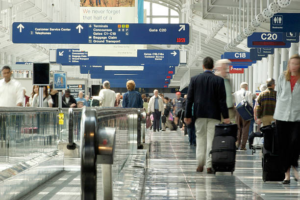 aeropuerto agitado día de viajes - atestado fotografías e imágenes de stock