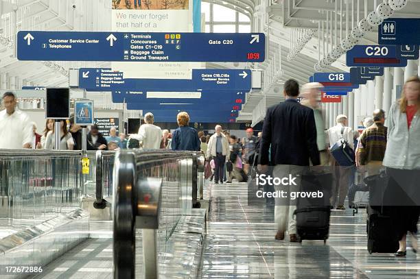 Zajęty Airport Travel Dzień - zdjęcia stockowe i więcej obrazów Lotnisko - Lotnisko, Zatłoczony, Tłum